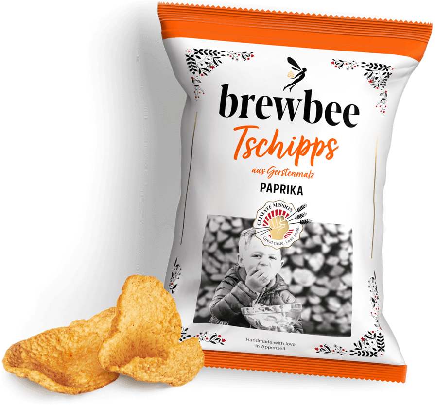 Packung brewbee Tschipps Paprika aus Gerstenmalz mit zwei Chips davor auf dunklem Hintergrund, Produktbild für Snackpräsentation