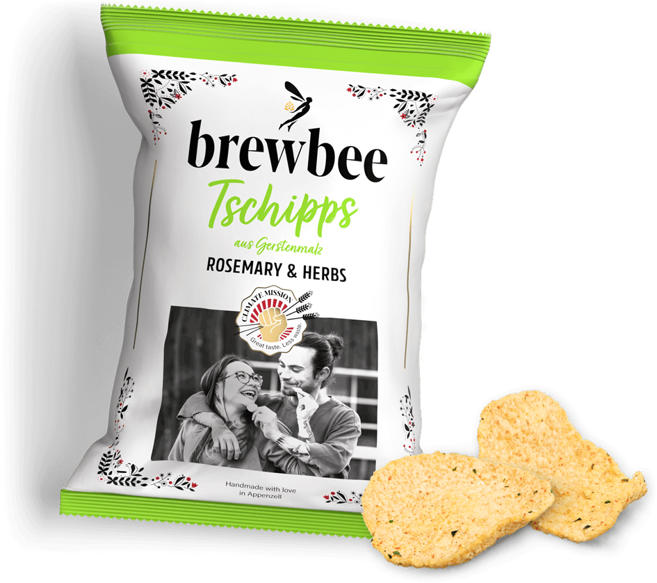 Packung brewbee Tschipps Rosemary & Herbs aus Gerstenmalz mit zwei Chips davor auf dunklem Hintergrund, gezeigt als aromatisches Produktbild