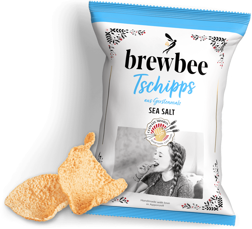 Packung brewbee Tschipps Sea Salt aus Gerstenmalz mit mehreren Chips davor auf dunklem Hintergrund, präsentiert als klassisches Produktbild