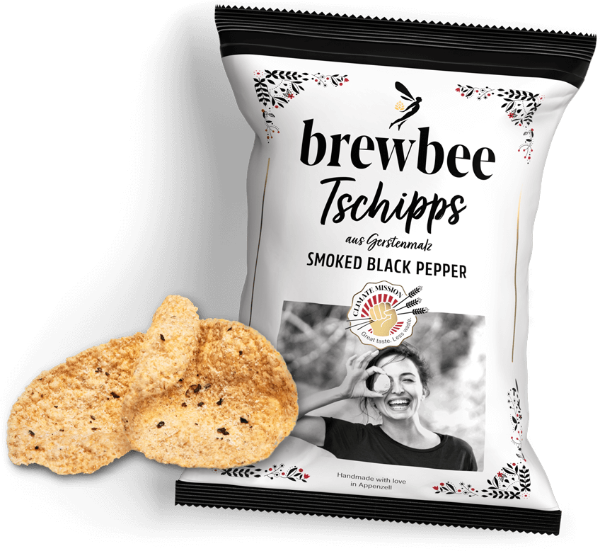 Packung brewbee Tschipps Smoked Black Pepper aus Gerstenmalz mit Chips davor auf dunklem Hintergrund, präsentiert als würziges Produktbild