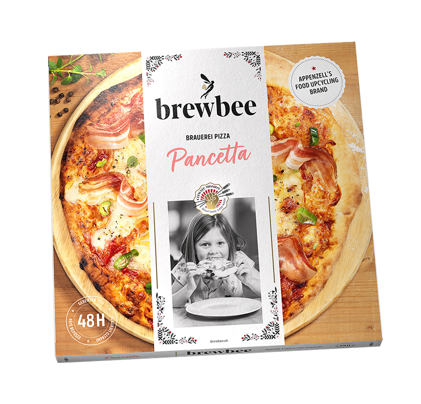 Verpackung einer Brewbee Pancetta Pizza mit einem Bild der Pizza mit Schinken, Käse und Frühlingszwiebeln. Relevanten für food upcycling und nachhaltige Verpackung.